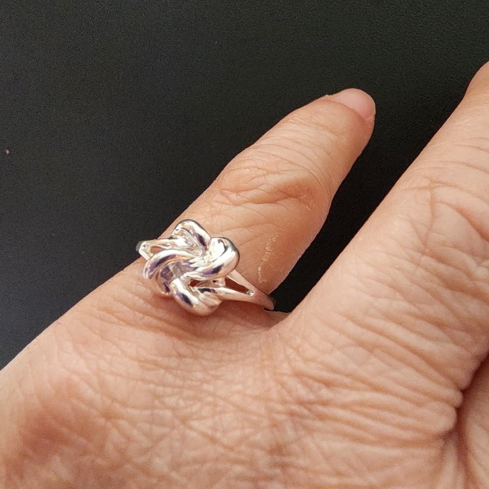 Avon Sterling Silver Knot Ring – Size 7 NWT NOS